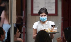 La pandemia expulsa del mercado laboral a casi 750.000 mujeres en apenas tres meses. EFE/LUIS TEJIDO