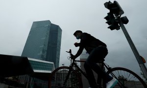 Un hombre en bicicleta pasa por delante del rascacielos donde tiene su sede en Fráncfort el BCE. REUTERS