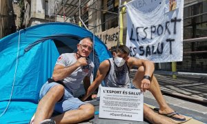 Representants de gimnasos en vaga de fam a la plaça Sant Jaume de Barcelona per reclamar-ne la reobertura. ACN