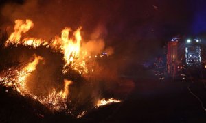 Imagen de las llamas del incendio registrado este miércoles en el ayuntamiento de Cualedro (en Ourense), que afecta también al municipio de Monterrei superando ya las 1.000 hectáreas calcinadas. EFE / Sxenich.