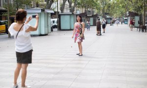 Ambiente en las Ramblas de Barcelona inusualmente vacia de turistas durante las restricciones a causa de la pandemia por la Covid-19 que afectan a Cataluña. EFE/ Marta Perez