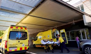 Llegada de un enfermo en ambulancia al hospital Arnau de Vilanova, en Lleida. EFE/ Alejandro García/Archivo