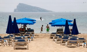 Inusual imagen de hamacas vacías en la playa de Benidorm (Alicante). - EFE