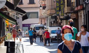 Varias personas protegidas con mascarilla caminan este lunes por la calle más comercial de Aranda. La zona básica de salud de Aranda de Duero (Burgos) presenta este lunes 49 casos de Covid-19. EFE/ Pacosantamaria