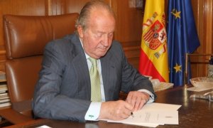 El rey Juan Carlos I, en el momento de la firma de su abdicación. EFE/Casa de S. M. el Rey