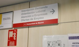 Carteles indicativos colgados en una oficina del Servicio Público de Empleo de la Comunidad de Madrid. E.P./Jesús Hellín