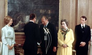 "Majestad, por España, todo por España. ¡Viva España! ¡Viva el Rey!", proclama don Juan de Borbón en el acto de renuncia de sus derechos dinásticos a favor de su hijo el 14 de mayo de 1977. / EFE