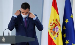 El presidente del Gobierno, Pedro Sánchez, se retira la mascarilla antes de iniciar la habitual comparecencia antes de las vacacione, en el Palacio de la Moncloa. EFE/Chema Moya