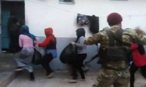 Captura de imagen del vídeo que captó el momento en el que las mujeres fueron sacadas del cuartel de la División Al Hamza, en Siria.