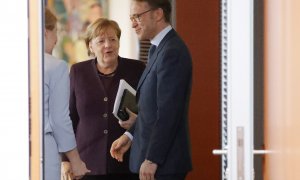 La canciller alemana Angela Merkel con el presidente del Bundesbank, Jens Weidmann, antes de una reunión del consejo de ministros, en Berlin, en enero de 2020. AFP/Odd Andersen