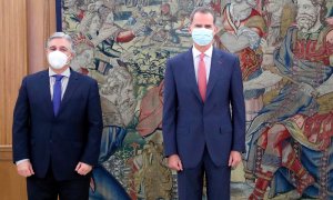 El rey Felipe VI con el ministro de Asuntos Exteriores uruguayo, Francisco Bustillos. / EFE- José Jiménez