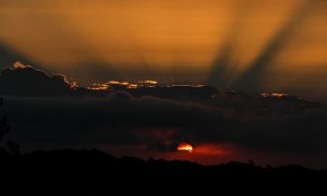 Vista del amanecer este viernes sobre el monte Zorroaga de San Sebastián. / EFE /Javier Etxezarreta