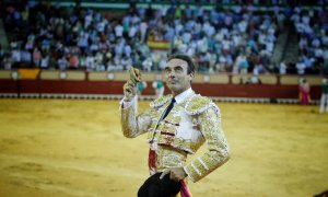 El torero Enrique Ponce pasea una oreja en la corrida celebrada este jueves en el Puerto de Santa María (Cádiz). EFE/Foto cedida por la empresa Lances de Futuro.