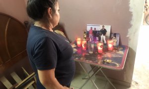 Madre de los tres hermanos asesinados en la masacre de Irapuato observa altar con fotos de sus hijos. | Alberto Pradilla