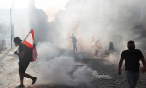 Un manifestante usa una raqueta de tenis para devolver un bote de gas lacrimógeno a la policía antidisturbios durante una protesta en Beirut, Líbano / REUTERS / Goran Tomasevic