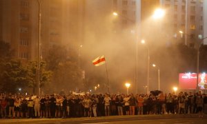 Manifestantes durante los enfrentamientos con con la Policia tras el cierre de las urnas en las elecciones presidenciales en Minsk, Bielorrusia. REUTERS / Vasily Fedosenko