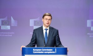 Valdis Dombrovskis, vicepresidente de la comisión Europea y Comisario europeo del Euro y de Diálogo Social, en una rueda de prensa en Bruselas. EFE/EPA/ARIS OIKONOMOU