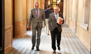 El lletrat major del Parlament, Joan Ridao, i el secretari general de la cambra, Xavier Muro, caminant pels passadissos del Parlament. MARTA SIERRA / ACN