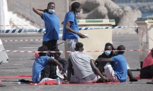 Migrantes llegados a Gran Canaria a la espera de ser trasladados después de que los resultados de la PCR diera positivo en alguno de los ocupantes. EFE/ Ángel Medina G.