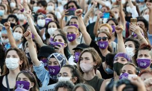 Mujeres gritan consignas durante una protesta contra el feminicidio y la violencia machista, en Estambul. /Reuters