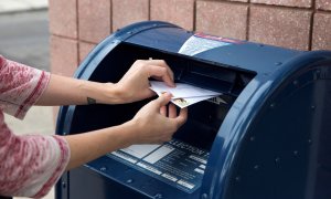 Una persona deposita cartas en un buzón de cobranza del Servicio Postal de EE. UU. (USPS) en Filadelfia, Pensilvania, EE. UU., 14 de agosto de 2020. / REUTERS / Rachel Wisniewski