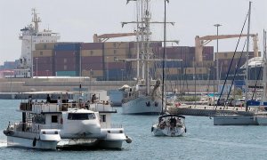 Vista general del carguero de contenedores  fondeado en el puerto de Valéncia, "Sag Good Timing", en el que han fallecido dos polizones. / EFE/ Kai Försterling