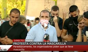 Acosan y escupen a varios reporteros en la manifestación antimascarillas