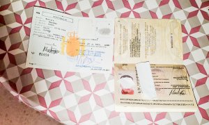 Esto no es un pasaporte, sino una tarjeta de viaje expedida por el Gobierno de España. Su titular es un apátrida, pese a que nació en España hace 54 años. PÚBLICO