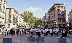 Imatge del minut de silenci en record i homenatge a les víctimes de l'atemptat del 17-A. AJUNTAMENT DE BARCELONA