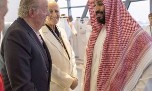 El rey Juan Carlos I junto al príncipe heredero de Arabia Saudí, Mohamed bien Salmán, en 2018. Poco después del brutal asesinato del periodista Yamal Khashoggi dentro del consulado de dicho país en Estambul.