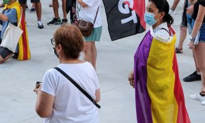 Manifestantes convocados por CGT díEivissa i Formentera, Eivissa pel Dret a Decidir y ARA protestan contra la visita de los reyes a Ibiza, este lunes, después de que se desvelara que don Juan Carlos está en Emiratos Árabes Unidos. EFE/ Sergio G. Canizares