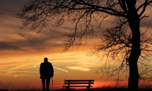 La soledad y el asilamiento social en la población mayor son algunos factores de riesgo de la depresión. / Pixabay