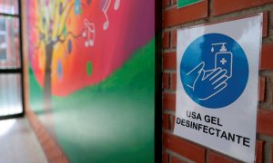 Mensaje para fomentar la higiene en un pasillo de un colegio público en la localidad madrileña de Torrejón de Ardoz. EFE/Rodrigo Jiménez
