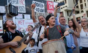 Músicos bielorrusos actúan durante una manifestación en apoyo de la oposición bielorrusa para manifestarse contra la brutalidad policial y los resultados de las elecciones presidenciales, en Minsk./ EFE / EPA / TATYANA ZENKOVICH