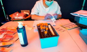Una trabajadora sanitaria prepara un test PCR en Aranda de Duero. EFE/ Paco Santamaria
