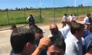 Bolsonaro coge en brazos a un hombre con enanismo pensando que era un niño