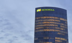 El logo de Iberdrola en lo alto de su sede en Bilbao.