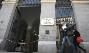 Un hombre pasa por la puerta principal del edificio del Tribunal de Cuentas en Madrid. E.P./Óscar Cañas