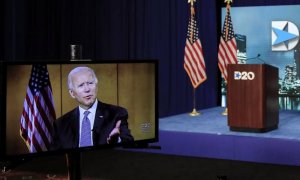 En la imagen, se muestra al exvicepresidente, Joe Biden, en una pantalla frente al escenario vacío durante la primera Convención Demócrata virtual , el 20 de agosto del 2020. EFE/EPA/TANNEN MAURY