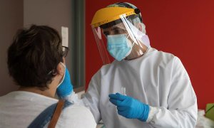 Un enfermero de urgencias del 061 realiza los test PCR en la sede del 061 en Zaragoza / EFE /Toni Galán