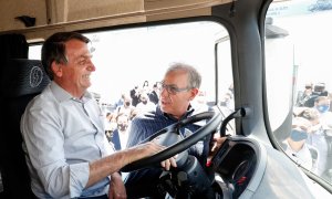 Bolsonaro y su ministro de Minas y Energía, el almirante Bento Albuquerque, probando un camión movido a gas natural. ALAN SANTOS/ PRESIDENCIA REPÚBLICA. 17/08/20.