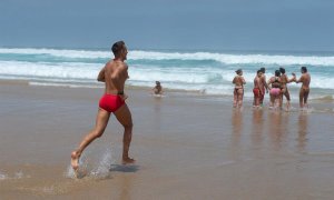 Varias personas disfrutan del baño en la orilla de la playa de Cofete, en el municipio de Pájara, en la isla de Fuerteventura. EFE/ Carlos de Saá