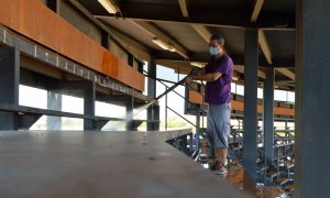 Imagen de un hombre limpiando las gradas de una plaza de toros. /Twitter