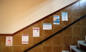 Numerosos carteles en una escalera del colegio concertado Pio XII de València, informan sobre las distintas medidas higiénicas a adoptar para evitar los contagios. / EFE/Manuel Bruque
