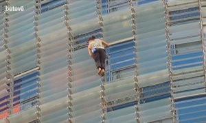 Un hombre escala la Torre Glòries sin cuerdas de seguridad y descalzo. / CAPTURA - BETEVÉ