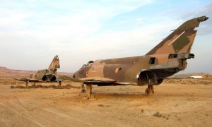 Aviones fuera de uso colocados para ser utilizados como blancos en las maniobras aéreas del Polígono de Tiro de Bardenas. MINISTERIO DE DEFENSA