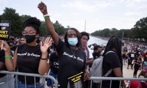 Manifestantes llevan una camiseta de "Blackout to racism" ("apagón al racismo") en referencia al hashtag #BlackOutTuestday que se hizo viral en el mes de junio en apoyo al movimiento Black Lives Matter. EFE/EPA/MICHAEL REYNOLDS