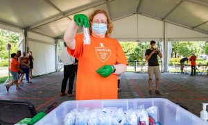 En el campus de la Universidad de Illinois se han hecho PCR gratuitas con muestras de saliva, que se recogen de forma no invasiva, sin necesidad de trabajadores sanitarios cualificados. Foto cortesía de la Universidad de Illinois