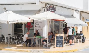 Clientes en una terraza de Formentera. /Archivo/Europa Press