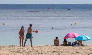 Varias personas disfrutan de una jornada de playa en Mallora, este domingo. | EFE
